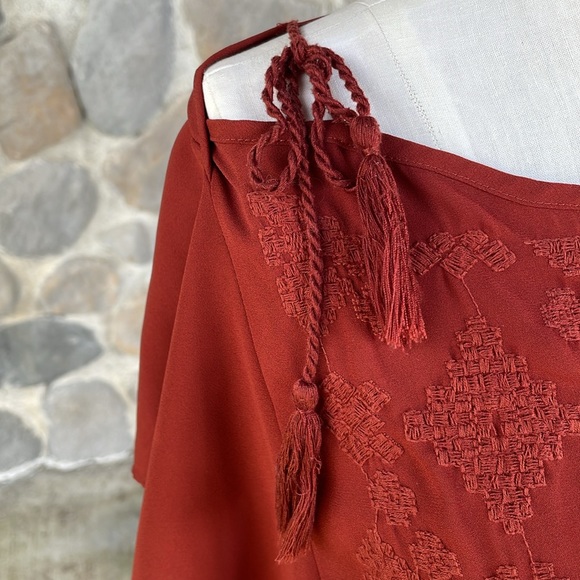 Mossimo boho tribal embroidered cayenne red top w/ tassel ties & flutter sleeve - Picture 4 of 7